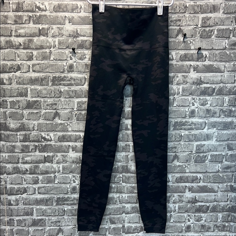 Woman's SPANX Camouflage Leggings